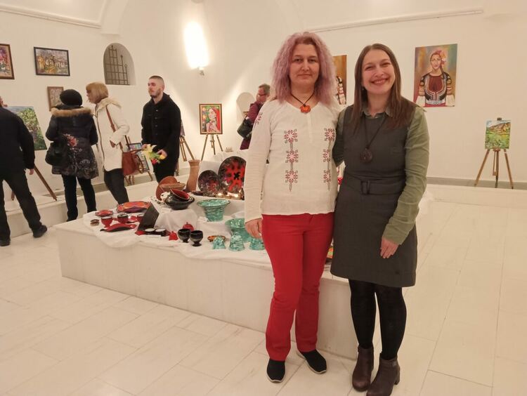 Първомайски художнички откриха изложба в Свиленград