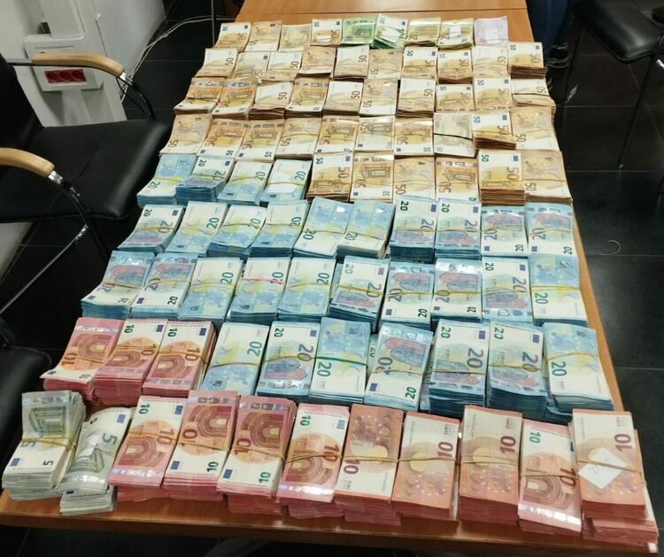 Недекларирана валута за над 1,3 млн. лева откриха митническите служители на "Капитан Андреево"
