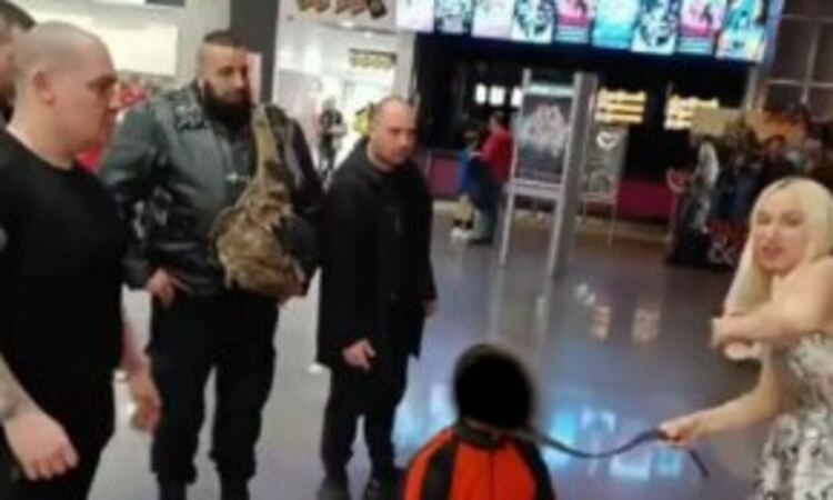 Адвокатът на вързаното на каишка момче: Той се страхува за живота си
