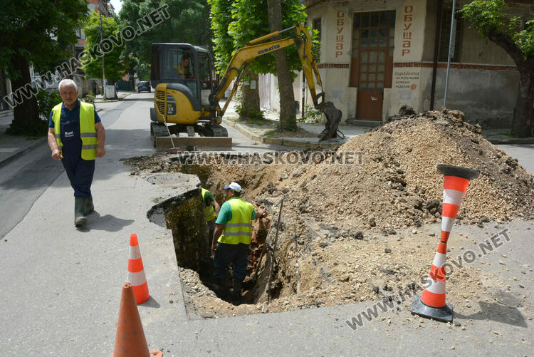 Поредна ВиК авария в центъра на Хасково, затворена е улица