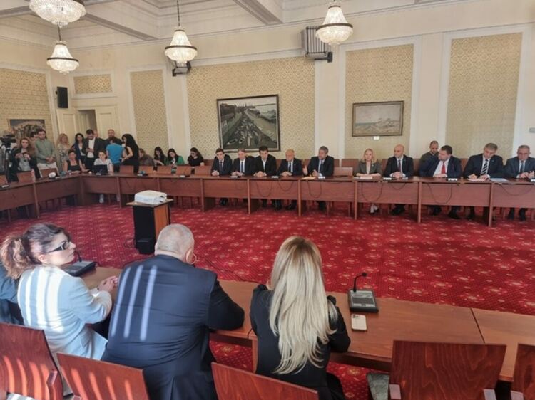 Министърът на правосъдието, лидерите на ГЕРБ-СДС, ПП-ДБ и ДПС обсъждат промени в Конституцията