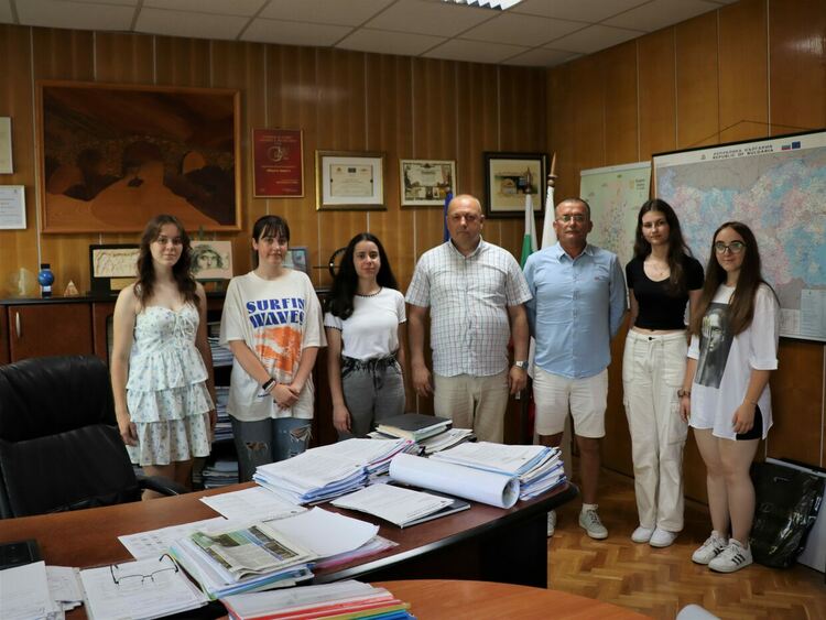 Кметът на Ардино инж. Изет Шабан награди инициативни млади творци 