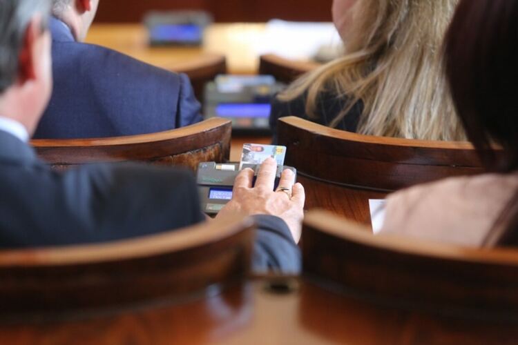 Парламентът одобри "интимната връзка" и записа, че тя е между мъж и жена