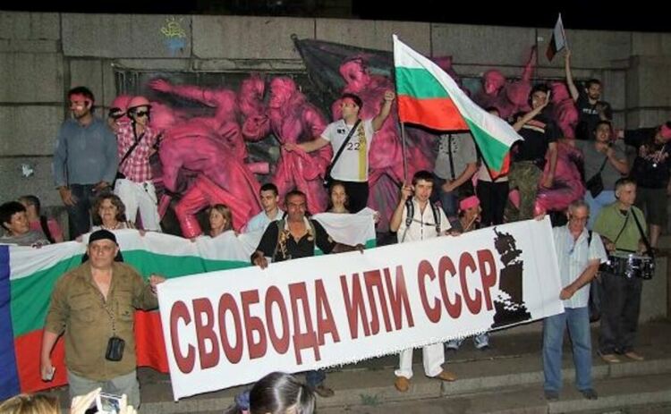 Вдигат ограда около опасния компрометиран монумент съветската армия