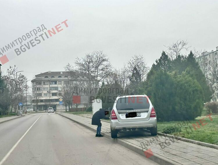 Автомобил се качи на тротоар и катастрофира в пътен знак