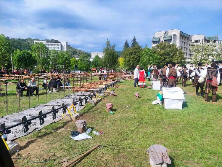 Стотици се стекоха за Празника на чевермето в Златоград