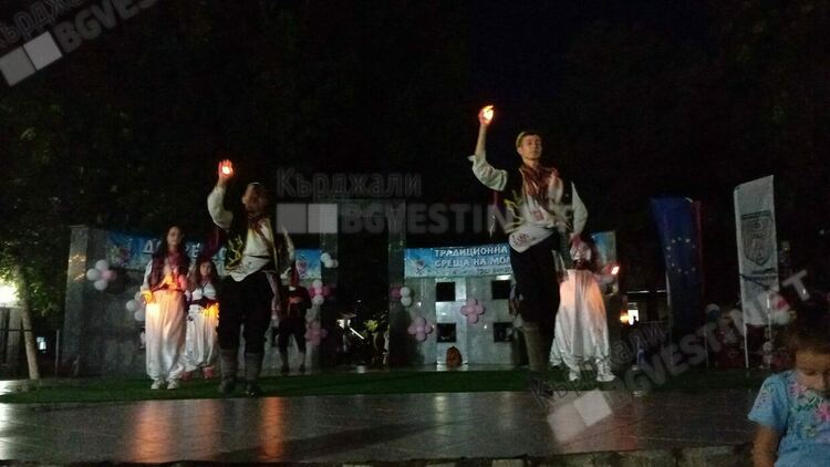 Групата за автентичен балкански фолклор "Зейбеклер" обра овациите в Момчилград