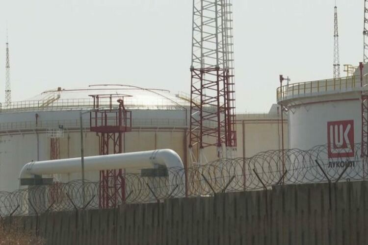 Служебната власт сменя държавния надзорник в „Нефтохим“, докато купувачи оглеждат рафинерията