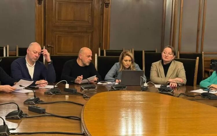 В коалицията на „златните пръсти“ всеки е с пръст на спусъка