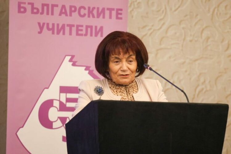 Учители заплашват с протест. Искат увеличение на заплатите
