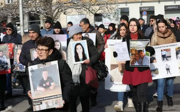 Протест за загиналата Сияна тръгна в София от Съдебната палата към АПИ