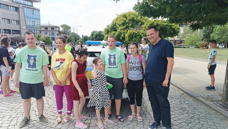 Деца в Кърджали аплодираха представлението "Безопасна приказка"