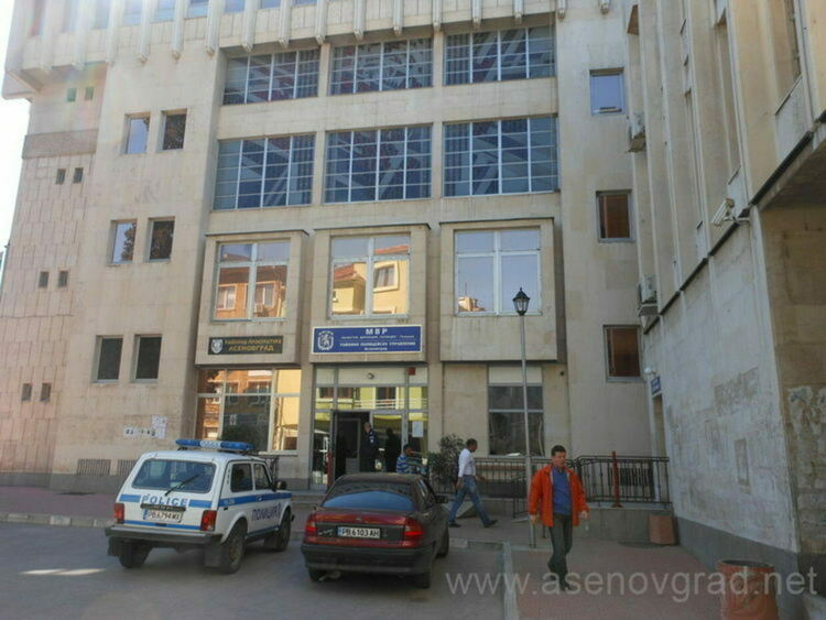 Две жени и 17-годишно момиче се сбиха с тяхна позната в Асеновград 