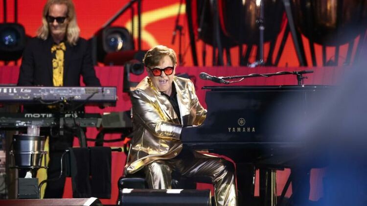Elton John притесни феновете със снимки в болнично легло 