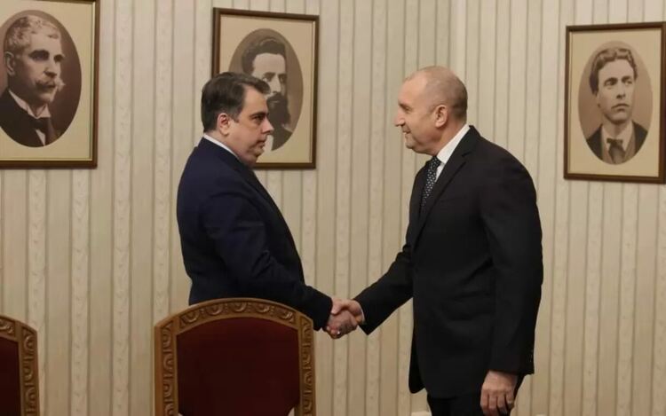 Радев накара ПП-ДБ да обяснят какво значи „ала-бала с президента“