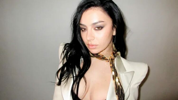 Charli xcx споделя сингъла „ss26“