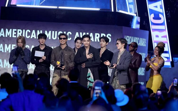BTS и ENHYPEN върнаха CD албумите на мода