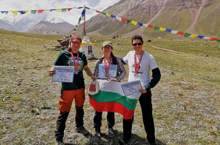 Трима хасковски алпинисти успешно изкачиха седемхилядника връх Ленин