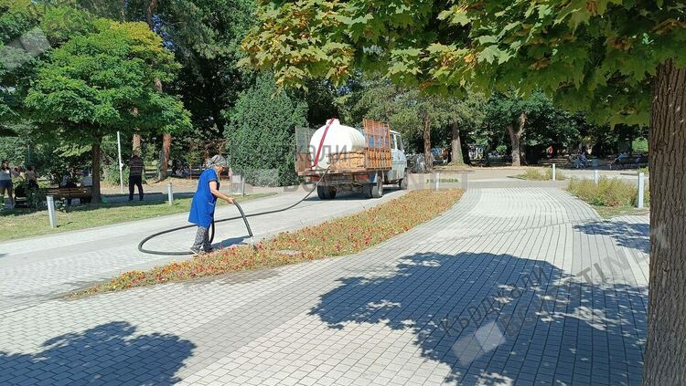 Проблем със захранването с промишлена вода не попречи за поливането на цветните лехи в Кърджали,включиха се водоноски