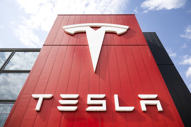 Tesla изтегля 3 милиона автомобила заради дръжки убийци
