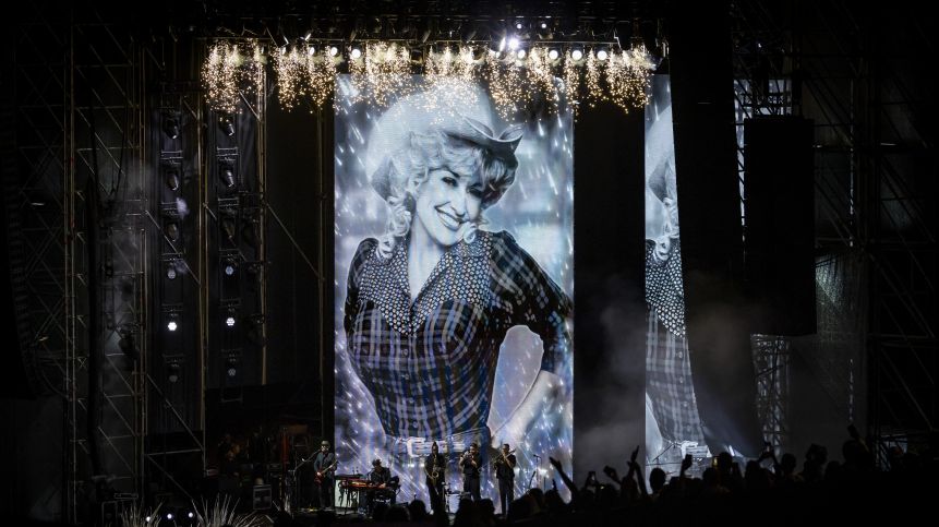 Излиза нова песен на Dolly Parton, летище ще бъде кръстено на нея