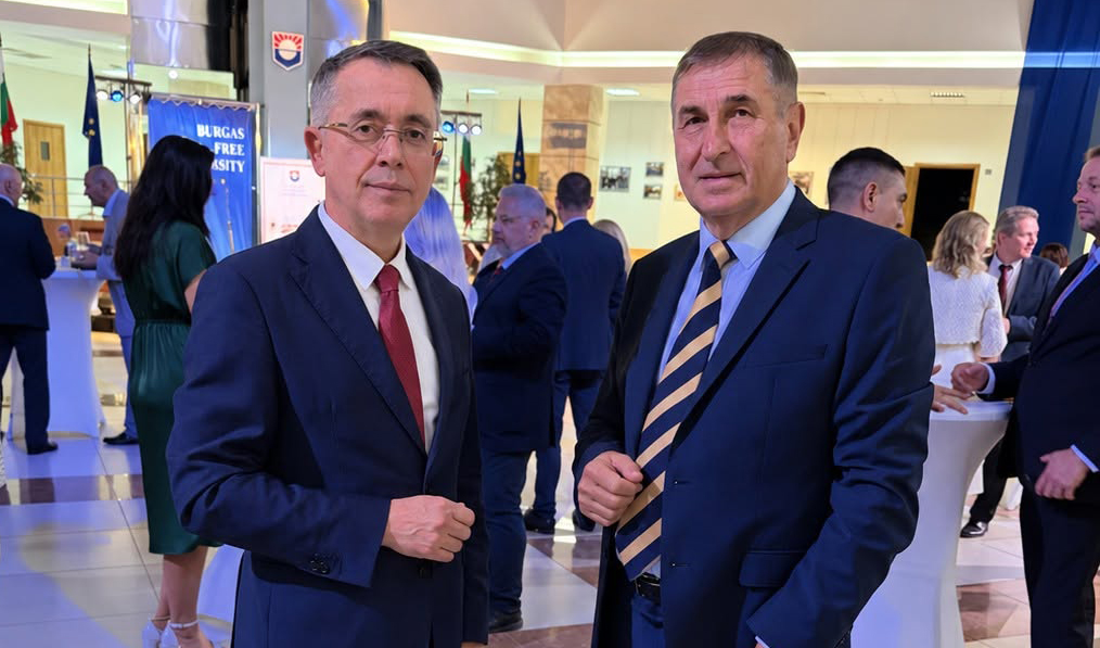 Хасан Азис води магистърската програма „Държавна и местна администрация“в Бургаския свободен университет,споделя опит