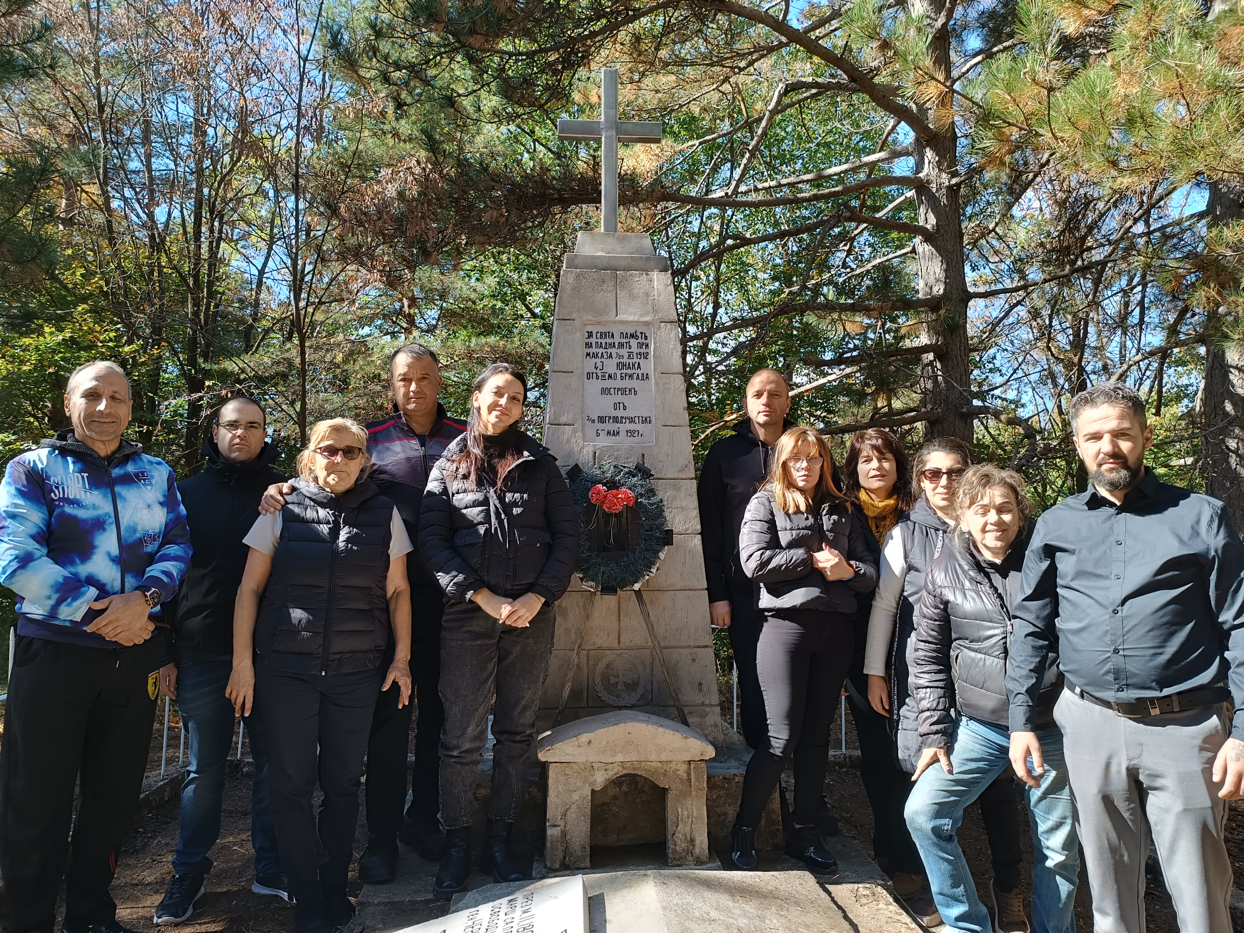 Служители на Областна администрация Кърджали почистиха паметника на Маказа, издигнат  в памет на 43-ма български воини