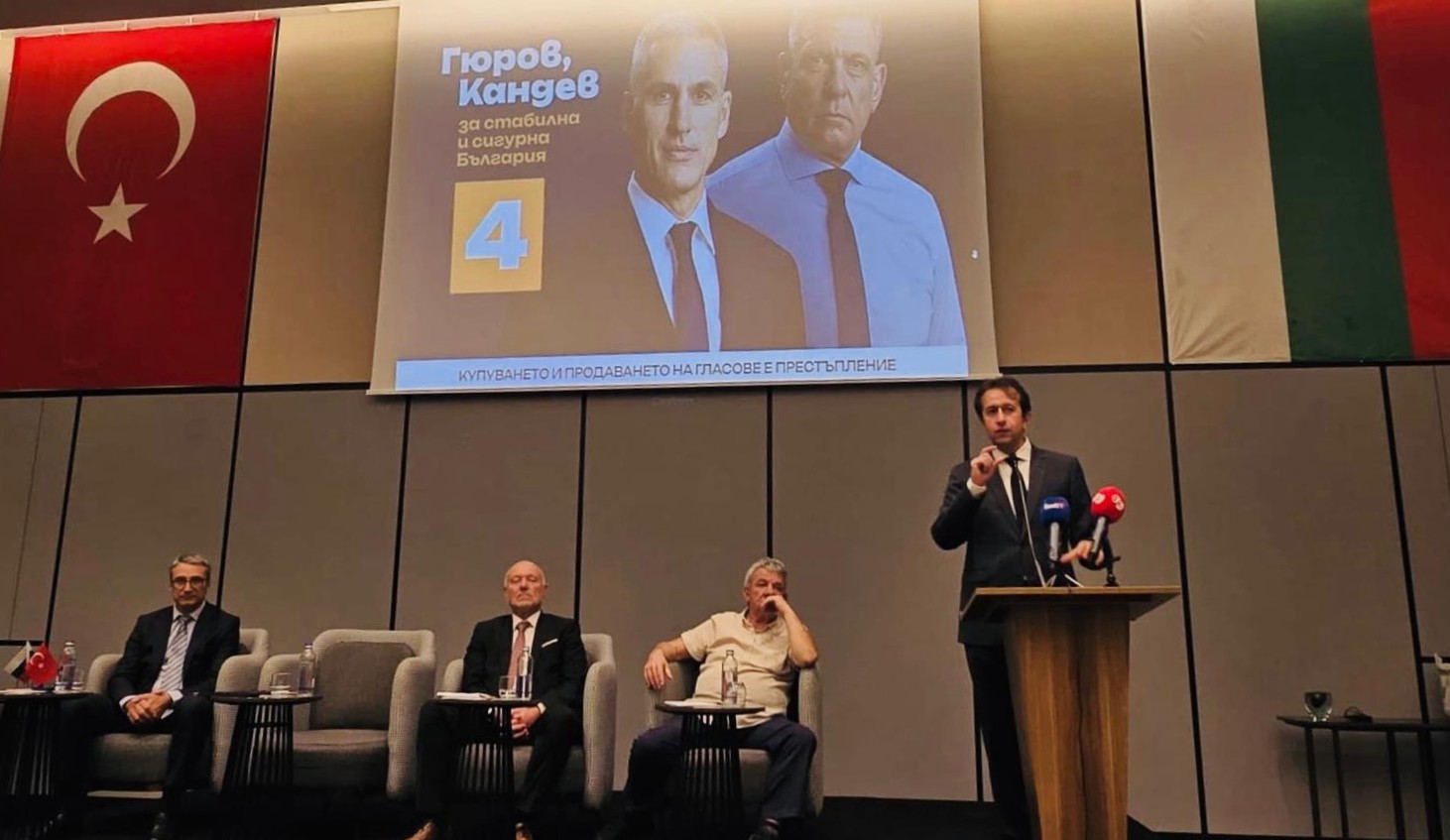 Андрей Гюров разговаря с представители на българските изселнически организации в Истанбул