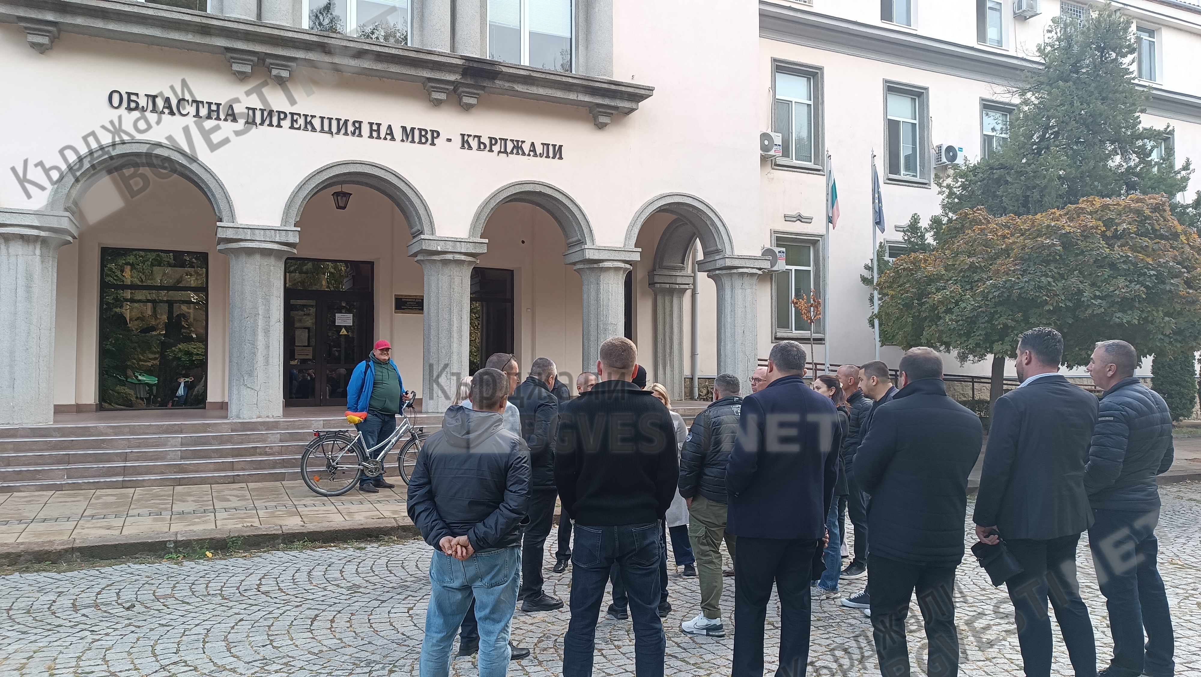 Задържаха отново кмета Ерол Мюмюн,служители на Общината на мълчалив протест пред ОД на МВР