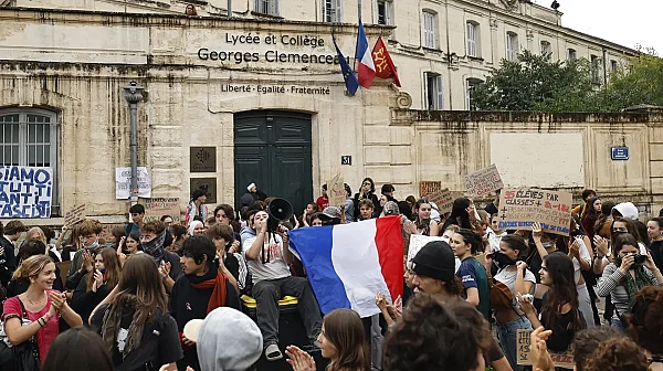 Франция с „решителни мерки“ за успокояване на протестите, левицата скочи срещу Макрон