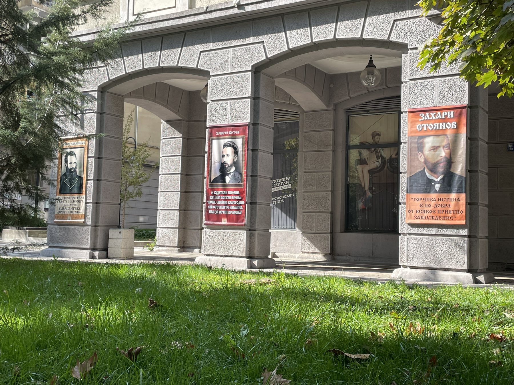 Будители по булеварда за шеста година посрещат гражданите в Димитровград по повод 1 ноември