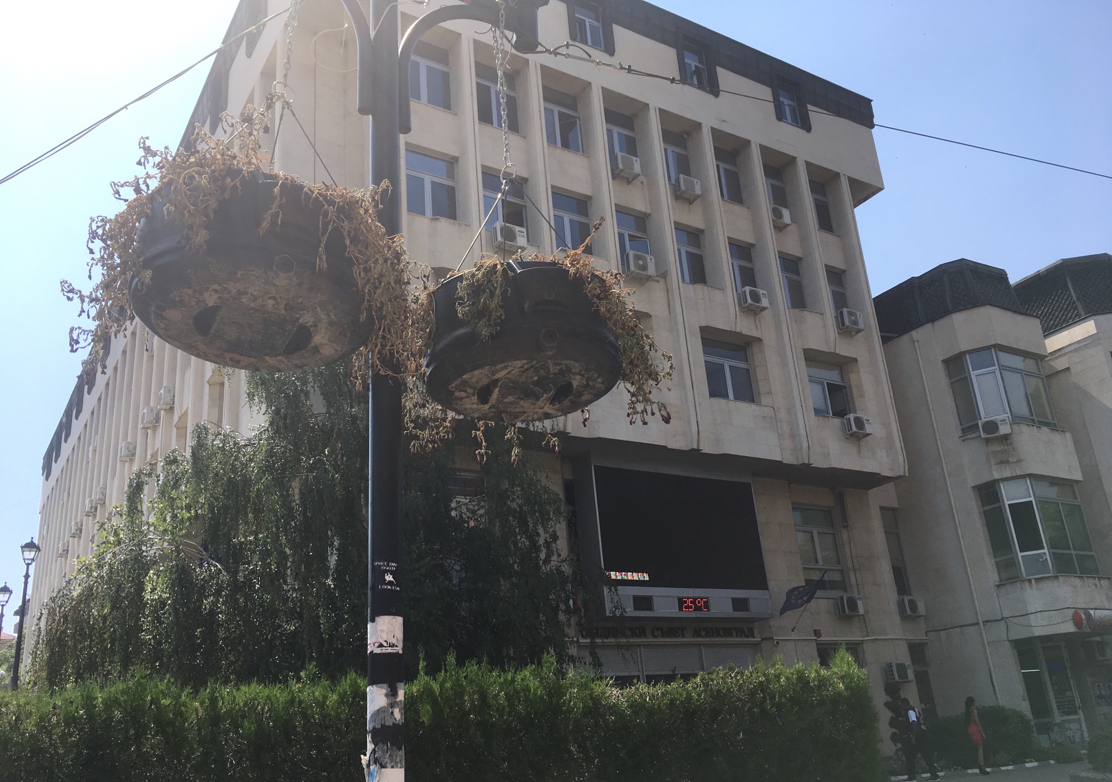 Тъжно в кафяво
