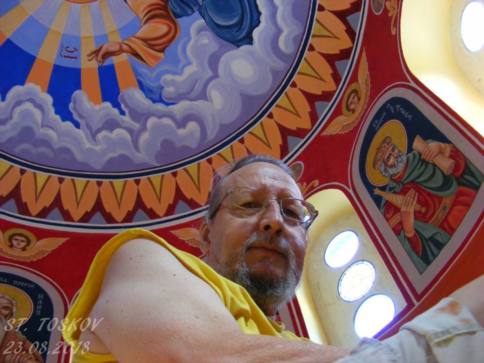Тихомир Панайотов, параклис „Св. св. Кирил и Методий” Вече месец художникът Тихомир Панайотов работи по иконописите на новопостроения параклис „Св. св. Кирил и Методий” в Асеновград. Снимка: Стойчо Тосков