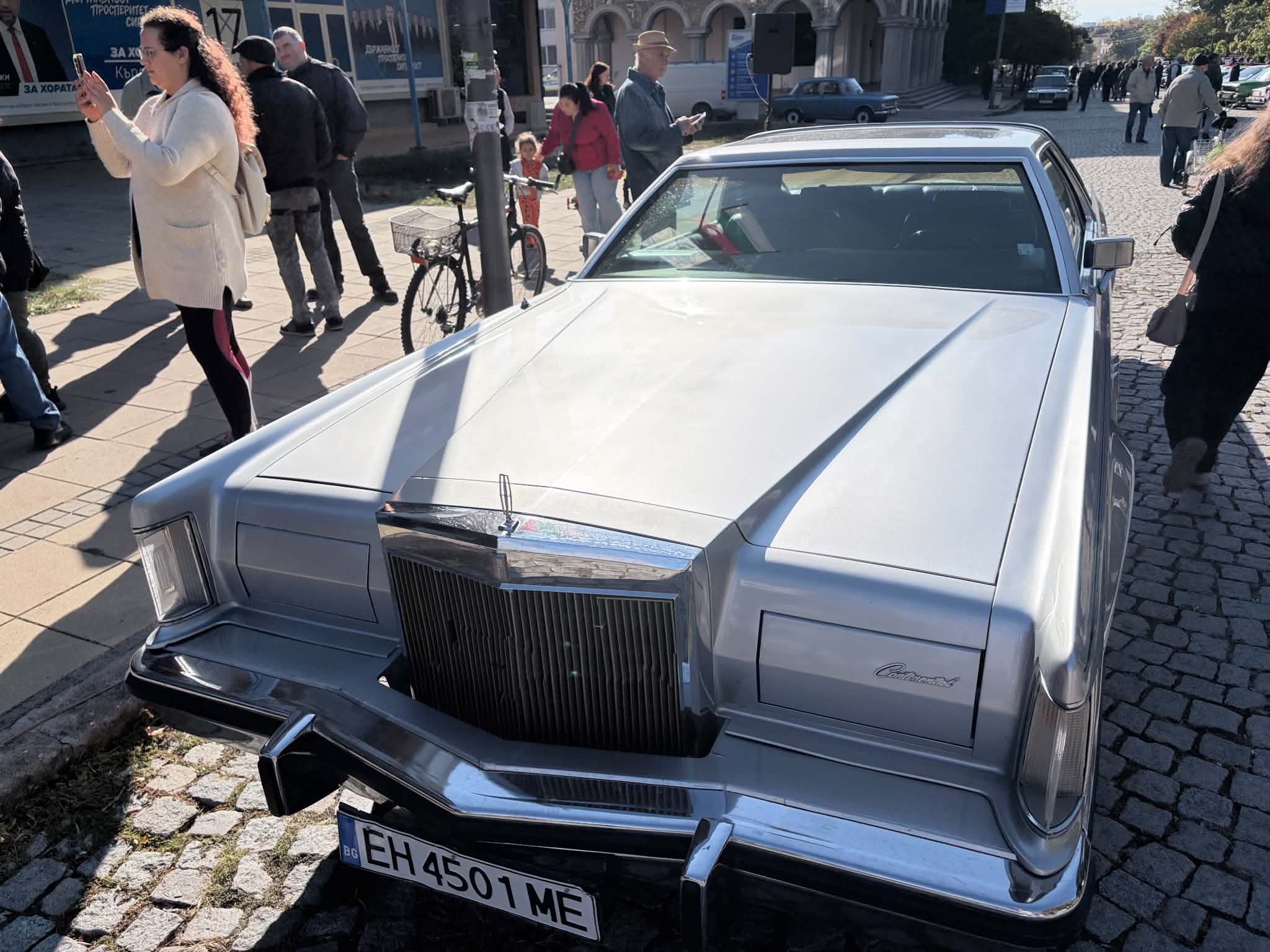 Атрактивен Lincoln Continental от 1977г. на ретро парада в Кърджали