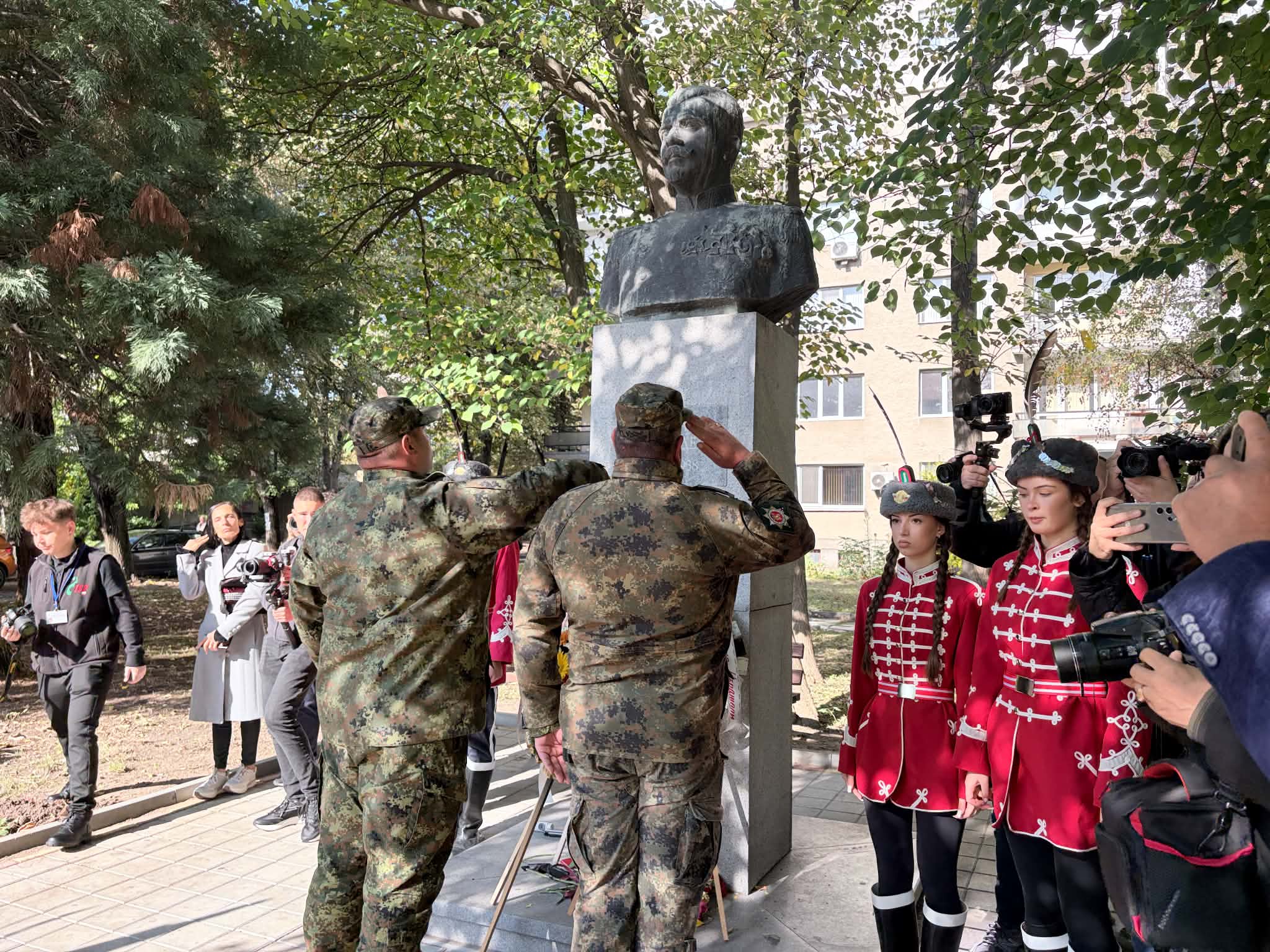 Венци и цветя в знак на почит пред паметника на генерал Васил Делов в Кърджали
