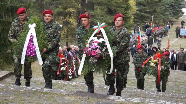 С тържествена заря-проверка и програма на оркестъра на военовъздушните сили тази вечер Смолян празнува свободата си