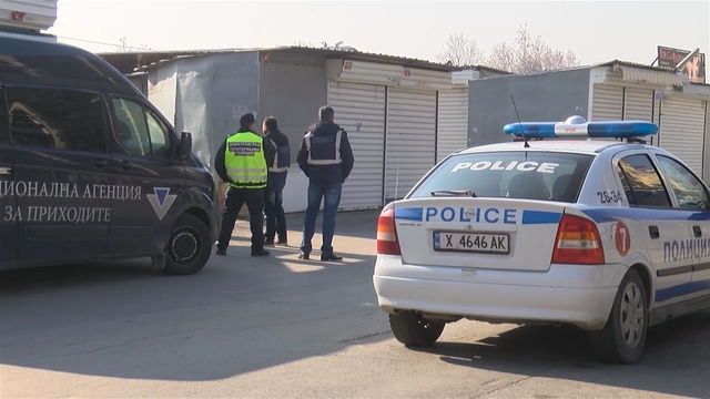 Съвместна акция на НАП, ГДБОП, Икономическа и охранителна полиция започна тази сутрин на димитровградския пазар