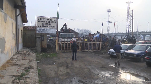 Собственикът на Автоморгата в Хасково, в която изгоряха 120 бракувани коли, ще бъде санкциониран от регионалната екоинспекция